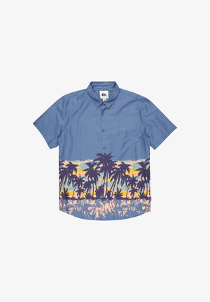 Košile s krátkým rukávem v světle modré barvě, s grafikou palmy v purpurové, růžové a tyrkysové na pozadí západu slunce.