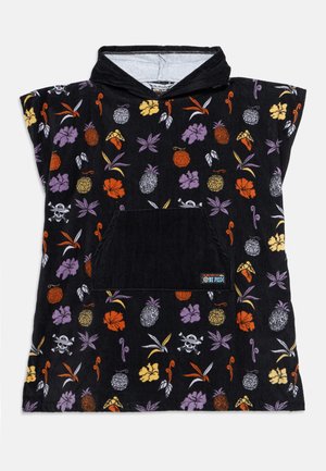 Fekete kapucnis törölköző poncsó színes trópusi gyümölcs- és virágmintákkal, elülső zsebbel és kis "One Piece" logócímkével.