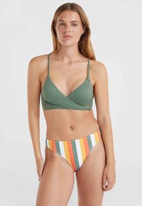 Grön inslag bikiniöverdel med tunna band, kombinerad med flerfärgade randiga högmidjade underdelar i orange, vitt, grönt och gult.