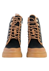 Botas de tobillo negras de lona con acentos marrones, con cordones marrones, ojales dorados y un zipper lateral. Suela de goma texturizada.
