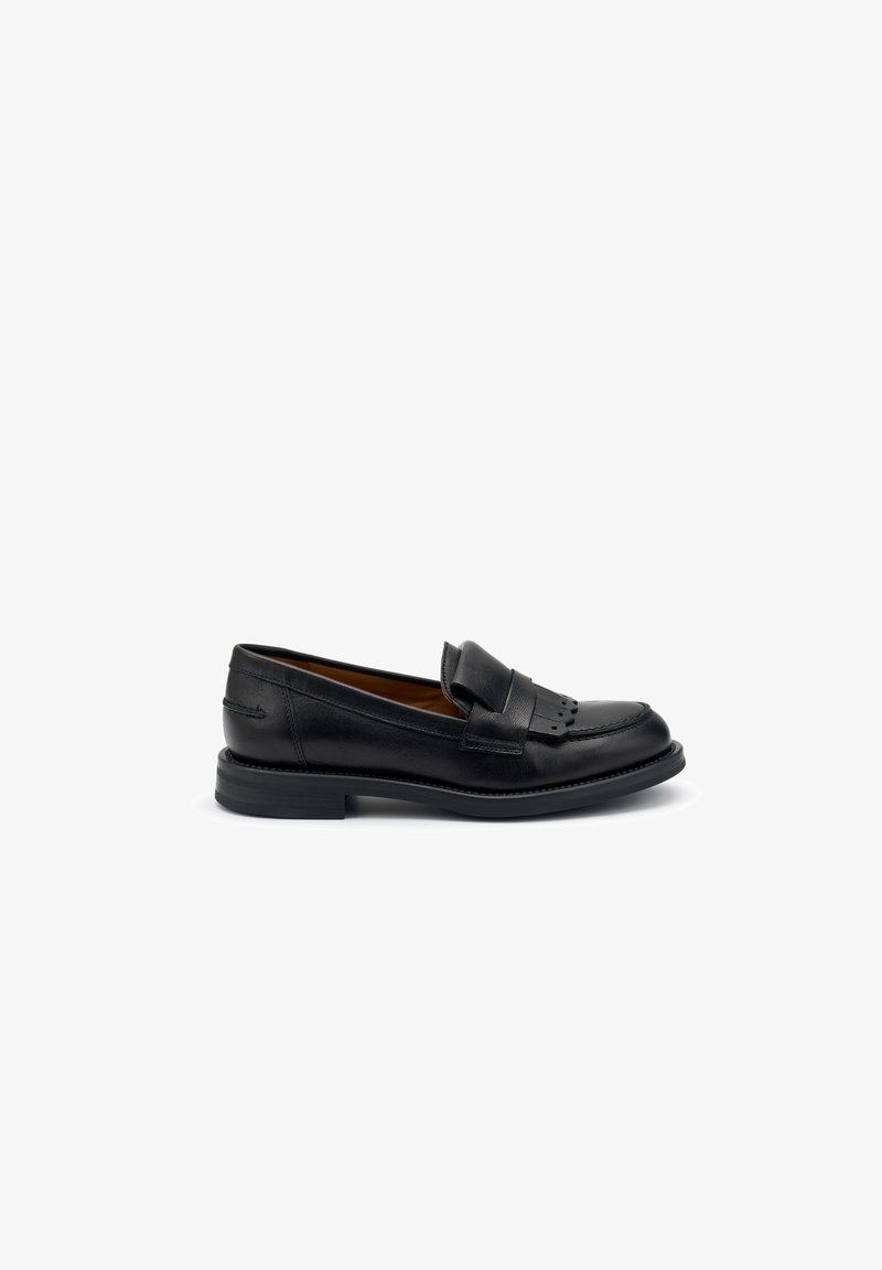 Mocassin penny en cuir noir avec franges décoratives et bout rond lisse, talon bas empilé et design sans lacets.