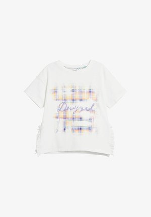 Camiseta blanca con un diseño de cuadros multicolores y la palabra "Desigual" en una tipografía cursiva. Presenta volantes laterales para añadir textura.