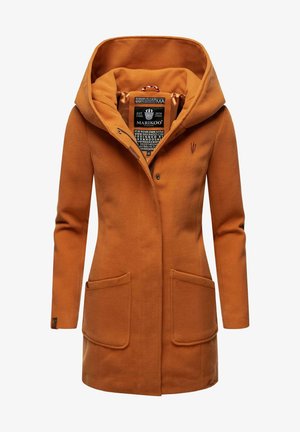 Manteau long orange pour femme avec capuche, deux poches plaquées à l'avant, fermeture éclair et boutons-pression à l'avant, et étiquette de marque à l'intérieur du col.