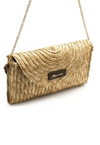 Pochette en paille tissée avec une bandoulière chaîne dorée, présentant un rabat incurvé et une plaque logo en métal noir pour plus de détails.