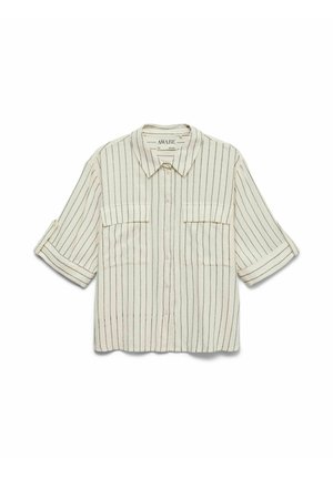 Beige skjorte med knapper, tynde vertikale sorte striber, korte ærmer rullede op og to klaplommer på brystet.