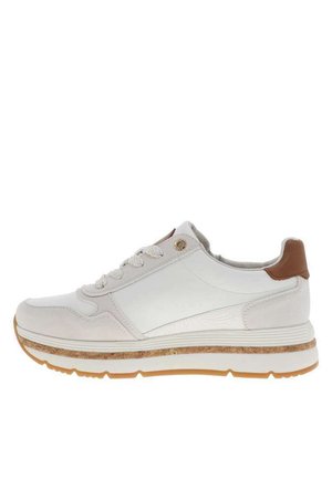 Zapatilla blanca de perfil bajo con suela beige, lengüeta trasera marrón, cordones blancos y detalle de corcho en la entresuela, vista de perfil sobre fondo blanco.