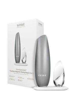 SmartAppGuided Masque Gommage Magnétique Sans Contact 5-en-1 avec applicateur gris élégant, outil magnétique transparent et base blanche sur l'emballage du produit.