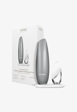SmartAppGuided Masque Gommage Magnétique Sans Contact 5-en-1 avec applicateur gris élégant, outil magnétique transparent et base blanche sur l'emballage du produit.