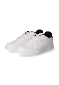 Scarpe da ginnastica bianche con una tomaia liscia in materiale sintetico, accenti neri sul tallone e sui lacci, suole testurizzate e dettagli perforati sui lati.