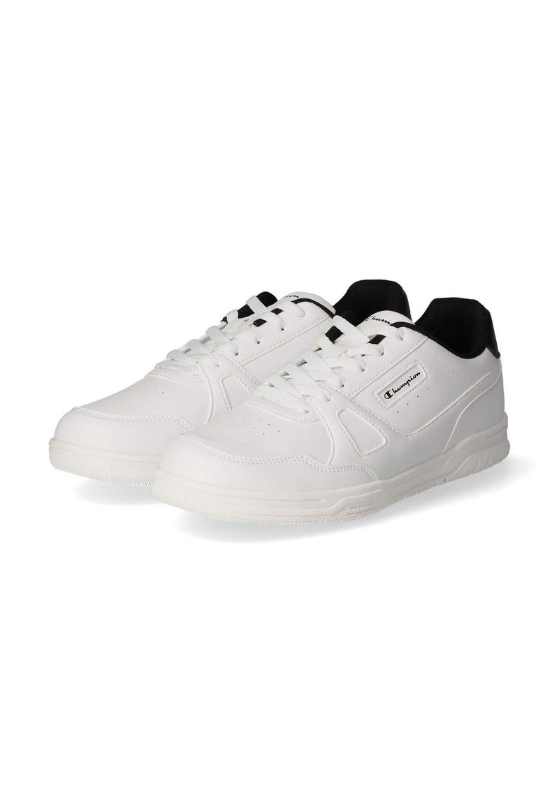 Scarpe da ginnastica bianche con una tomaia liscia in materiale sintetico, accenti neri sul tallone e sui lacci, suole testurizzate e dettagli perforati sui lati.