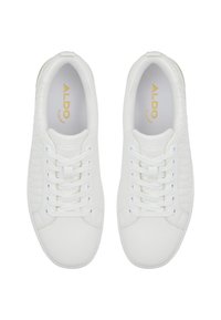 Sneaker bianche con superficie in pelle liscia, dettagli testurizzati sui lati, punta rotonda e lacci piatti. Nome del marchio "ALDO" in oro.