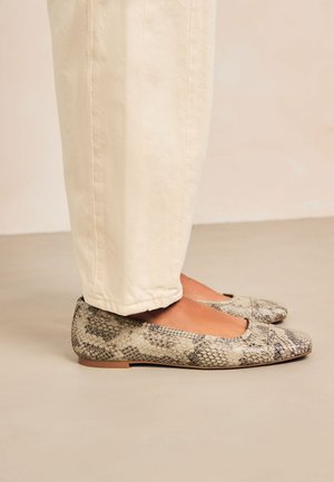 Next REGULAR FIT - FOREVER COMFORT SQUARE TOE - Ballerinasko - snake print