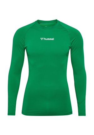 Langschild sportshirt in felgroene stof met een strakke pasvorm; heeft een ronde halslijn en een wit logo op de borst; gladde textuur.
