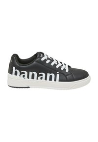 Czarne niskie sneakersy z białymi sznurowadłami, masywną białą podeszwą i dużym białym napisem "banani" z boku.
