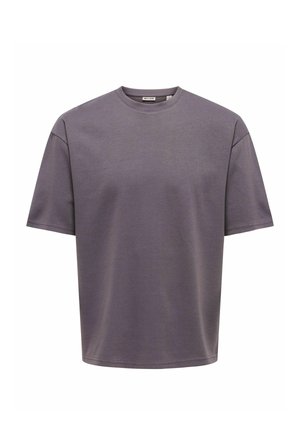 Egyszínű, rövid ujjú, kerek nyakú póló tompa lilában, laza szabású, fehér háttéren bemutatva.