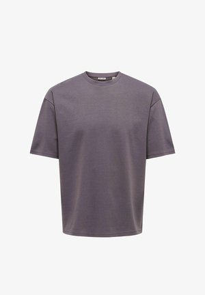 Yksinkertainen lyhythihainen pyöreäkauluksinen t-paita hillityssä violetissa, löysä istuvuus, esillä valkoisella taustalla.