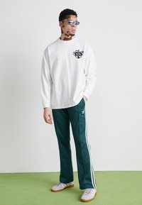 Manastash TEE BANDANA - Tops ar garām piedurknēm - white