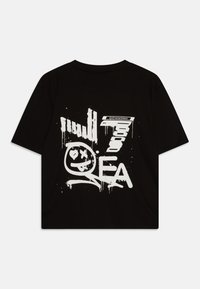 Juodas trumpomis rankovėmis marškinėliai su baltais grafiti stiliaus grafikais, įskaitant šypsenėlę su lašais ir tekstu "EA7" bei "7."