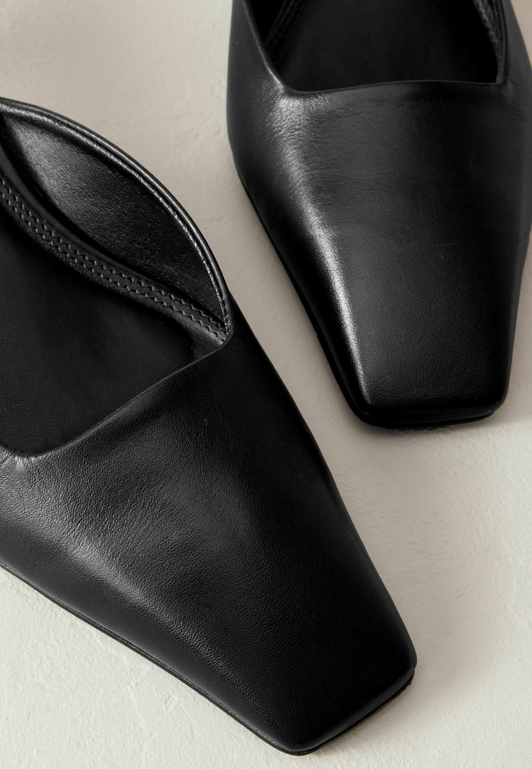 Next SIGNATURE FOREVER COMFORT CHISEL TOE KITTEN - REGULAR FIT