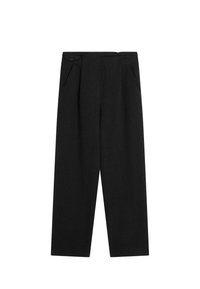 Pantaloni neri ampi con bottone frontale e tasche oblique, caratterizzati da un design minimalista e sartoriale.