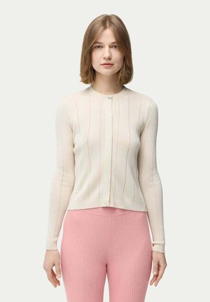 Gestreifter cremefarbener Cardigan mit langen Ärmeln und rundem Ausschnitt, der dezente vertikale Streifen und eine vordere Knopfverschluss hat.