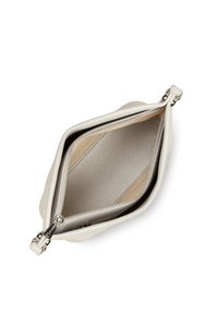 Pochette en cuir blanc avec deux compartiments, intérieur texturé et fermetures éclair en métal argenté. Extérieur lisse et design minimalist.