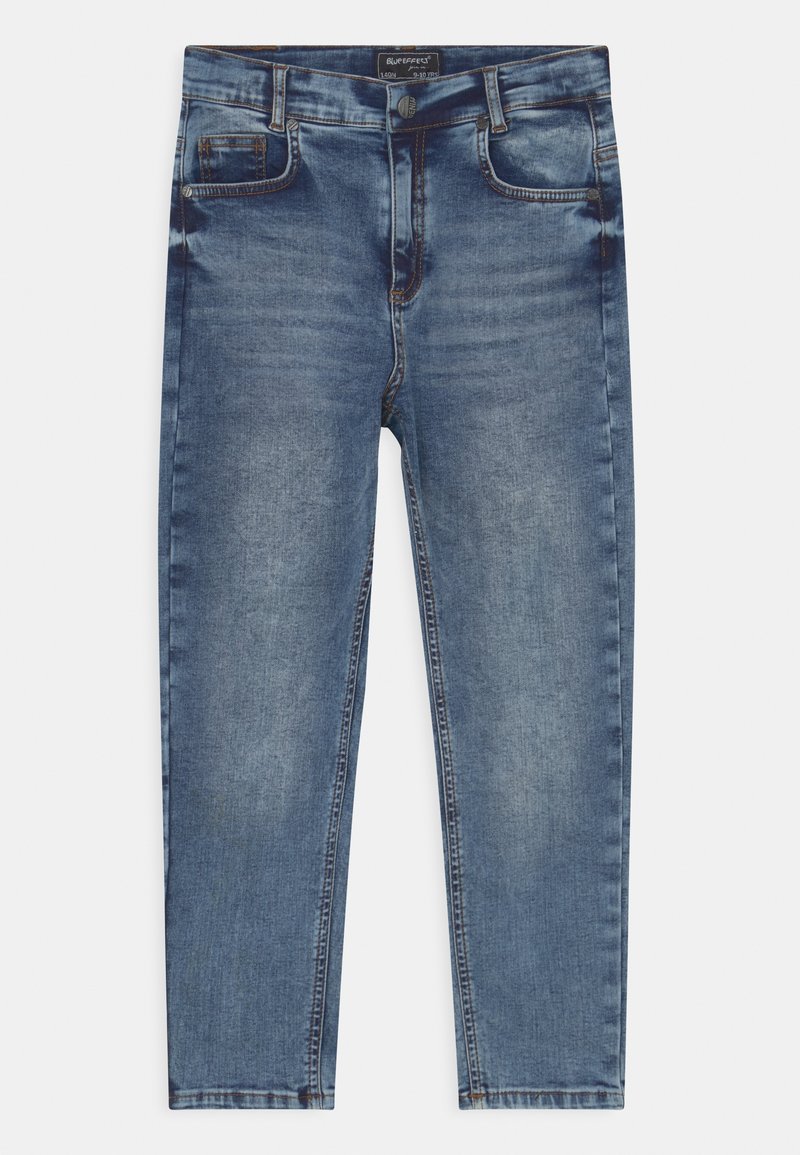 Jean en denim bleu délavé avec poches avant, passants pour ceinture et fermeture à bouton, étalé à plat sur un fond blanc.