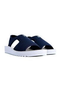 Sandalo blu navy con design open toe, tomaia in tessuto e suola in gomma bianca con battistrada testurizzato per una buona aderenza. Nessuna hardware visibile o motivi.