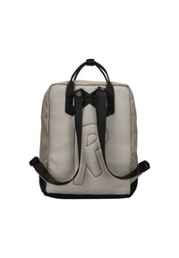 Rugzak met een mesh voorkant, beige en zwarte kleuren, rechthoekige vorm, verstelbare schouderbanden, voorzien van een opvallend reliëflogoplaatje.