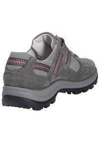 Chaussure de randonnée en daim gris avec des panneaux en tissu texturé, des accents orange et une semelle en caoutchouc robuste conçue pour l'adhérence et la durabilité.