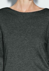 Mørkegrå strikket sweater med en bred halsudskæring, blød tekstur og let fald. Ingen tydelige mønstre eller hardware synlige.