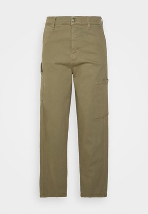 Pantalones cargo caqui de pierna recta con trabillas para cinturón, botón frontal, cremallera y grandes bolsillos laterales de parche sobre un fondo liso.