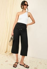 Friends Like These CULOTTES - Šorti - black