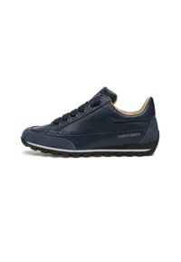 Sneaker in pelle blu navy con punta arrotondata, chiusura con lacci frontale e dettagli testurizzati. Suola in gomma nera con trazione, marchio impresso sul lato.