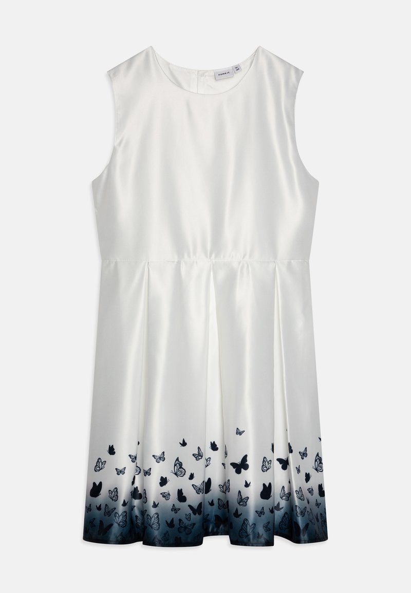 Vestido de cetim branco com saia rodada. Design sem mangas com um padrão de borboletas em azul escuro na bainha. Detalhe de cintura pregueada.