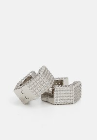 Pendientes de aro de plata con forma rectangular, con una superficie texturizada y decorados con rhinestones transparentes.