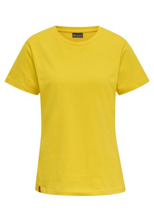 Geel katoenen t-shirt met een ronde halslijn en korte mouwen, voorzien van een rode accentlabel aan de linksonderzijde.