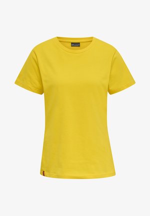 Geel katoenen t-shirt met een ronde halslijn en korte mouwen, voorzien van een rode accentlabel aan de linksonderzijde.