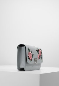 Anna Field Axelremsväska - light blue