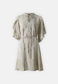 Hellbeiges Kleid mit silbernen metallischen Mustern, kurzen Puffärmeln und einem Bindegürtel. Glattes Material mit fließendem Design.