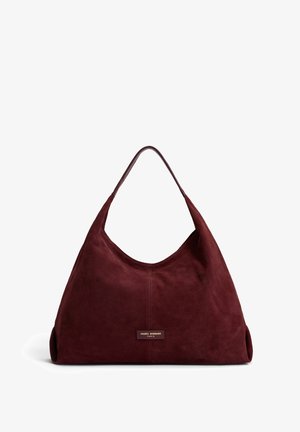 Bordeaux suède hobo tas met een enkele bovenhandgreep, een gladde textuur, minimale stiksels en een gouden logo-plaatje aan de voorkant.