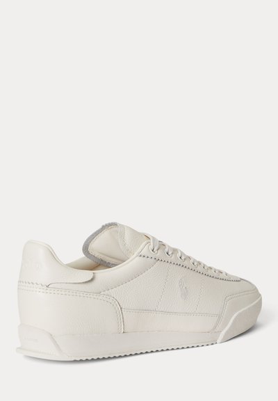 Λευκό casual sneaker από δέρμα με κορδόνια, χαμηλή σόλα και διακριτικό ανάγλυφο λογότυπο στο πλάι, εμφανιζόμενο από την εξωτερική πλευρά και γωνία πίσω.