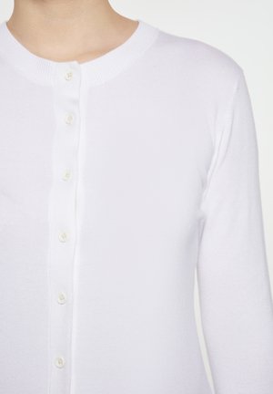 Witte cardigan van zacht breiwerk, met een ronde halslijn en een knoopsluiting in het midden met kleine, bijpassende knopen.