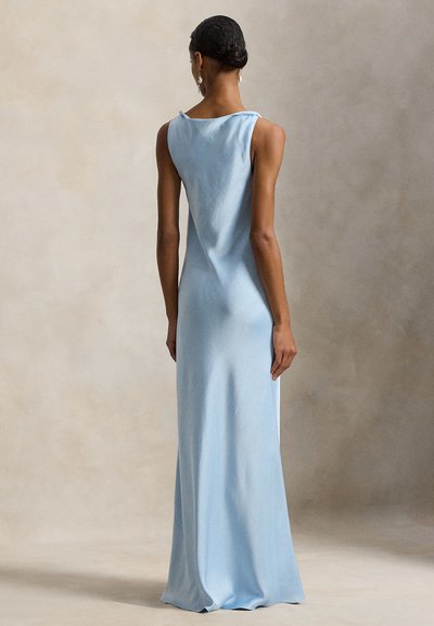 Φόρεμα γαλάζιου χρώματος, αμάνικο με ρέουσα σχεδίαση, απαλή υφή και ντεκολτέ με drape. Διαθέτει σχίσιμο στο πίσω μέρος για μεγαλύτερη ευχέρεια κινήσεων.