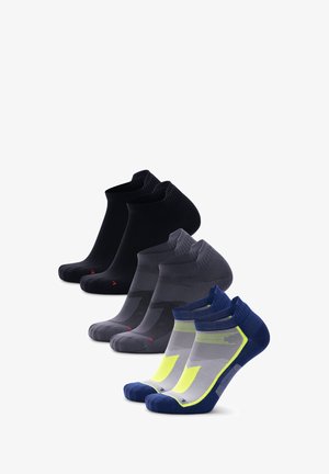 Vier Paare von Knöchelsocken: schwarz, dunkelgrau mit roten Akzenten, grau und marineblau mit neon-gelben Akzenten, aus weichem, dehnbarem Material und mit gerippten Bündchen.