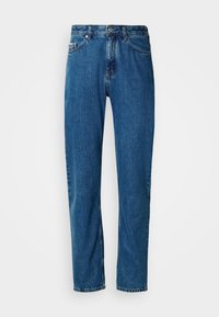Blå jeans med rett ben, fem lommer og frontlukking med knapp på hvit bakgrunn.