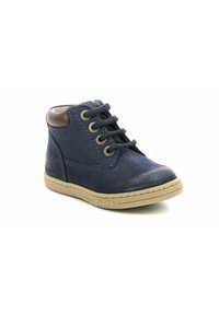 Botas de tobillo en azul marino hechas de gamuza con acentos en cuero marrón, con cordones redondos, ojales dorados y una suela de goma con marca.