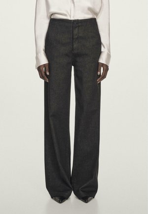 Svarta jeans med hög midja och vid benlängd. Tyget har en slät yta, med minimala sömmar och en subtil lyster.