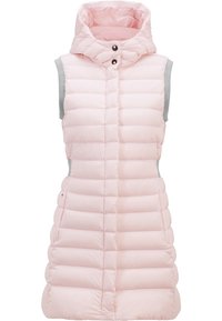 Różowa kamizelka z wypełnieniem, z wysokim kołnierzem, bez rękawów, poziomym pikowaniem oraz szarymi bocznymi panelami. Zapięta na dwa guziki.