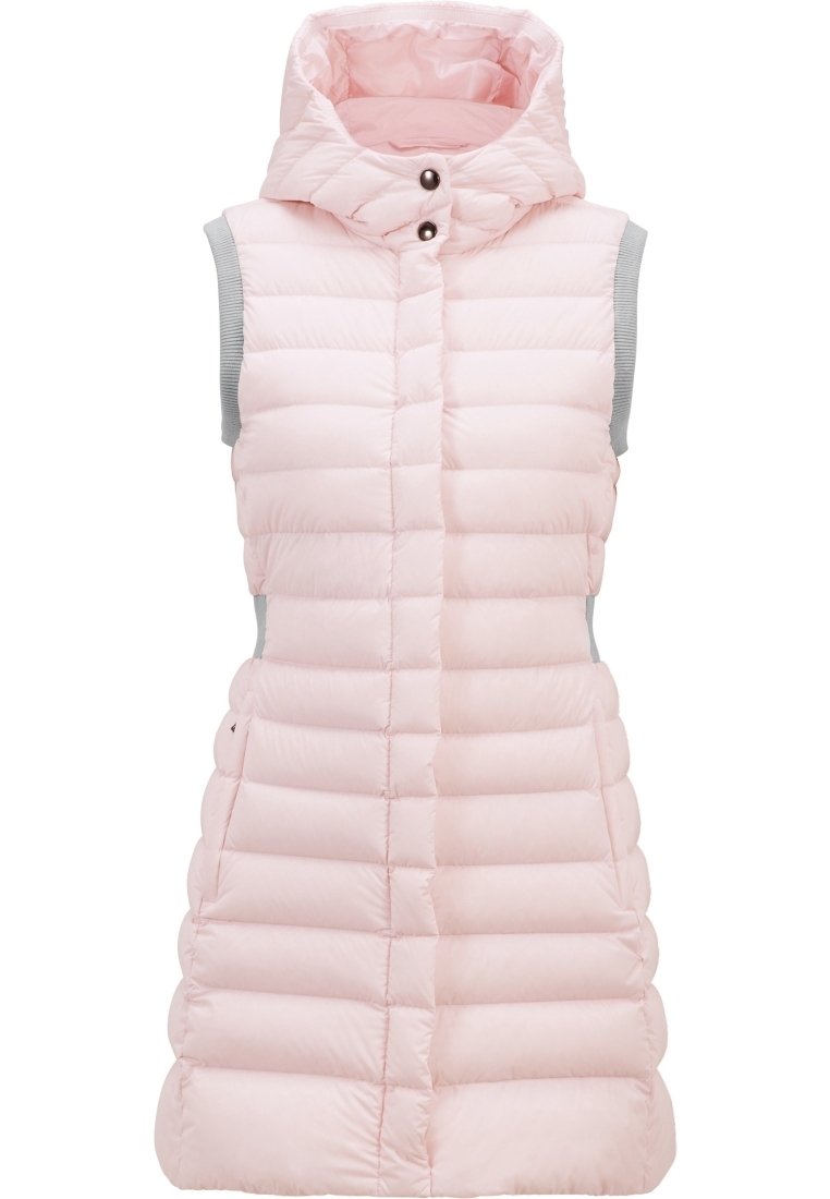 Różowa kamizelka z wypełnieniem, z wysokim kołnierzem, bez rękawów, poziomym pikowaniem oraz szarymi bocznymi panelami. Zapięta na dwa guziki.